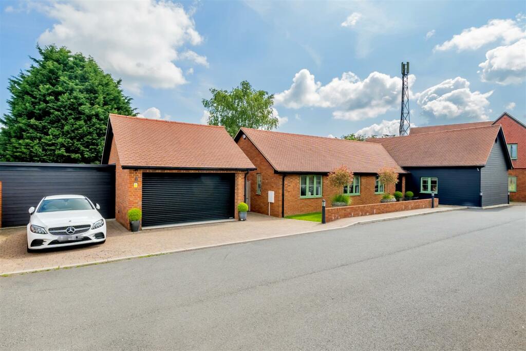 4 bedroom detached bungalow for sale in Chiltern Hills Close, Aldbury