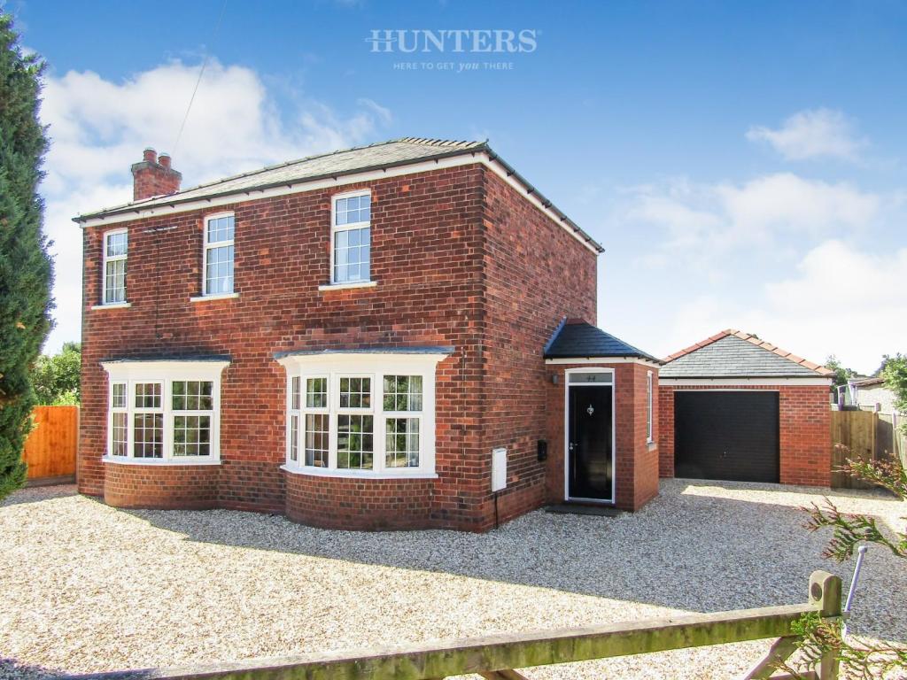 4 bedroom detached house for sale in Willingham Road, Knaith Park