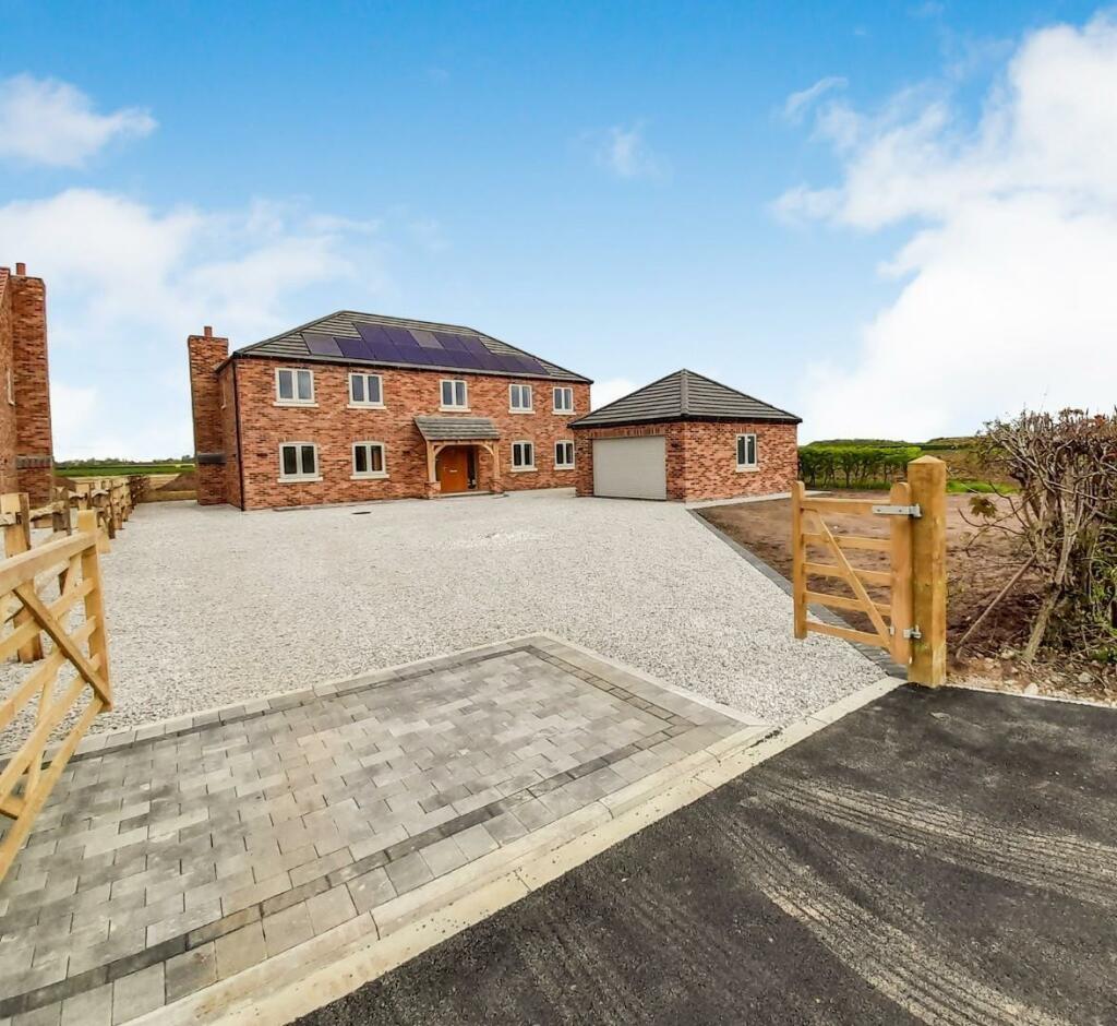 5 bedroom detached house for sale in School Lane, Springthorpe