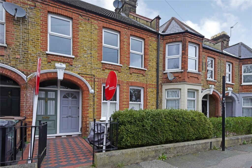 2 bedroom flat for sale in Brettenham Road, Walthamstow, London, E17