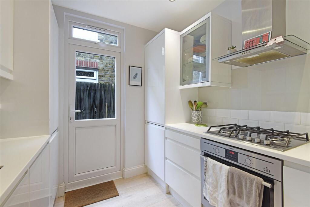 2 bedroom flat for sale in Brettenham Road, Walthamstow, London, E17