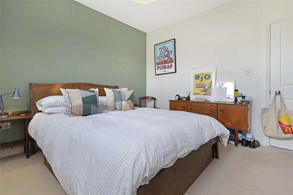 2 bedroom flat for sale in Brettenham Road, Walthamstow, London, E17