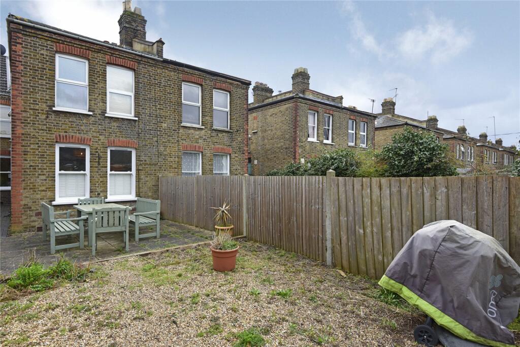 2 bedroom flat for sale in Brettenham Road, Walthamstow, London, E17