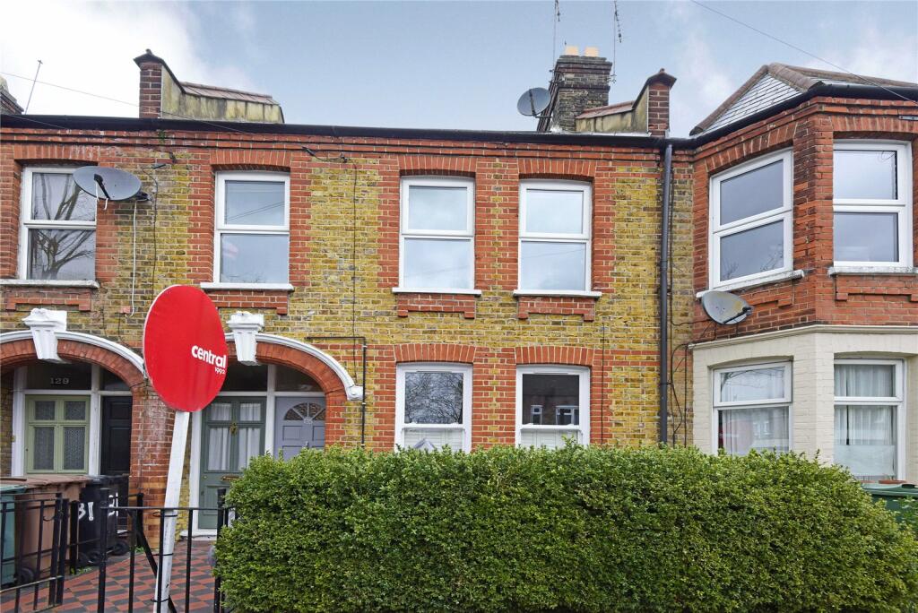 2 bedroom flat for sale in Brettenham Road, Walthamstow, London, E17