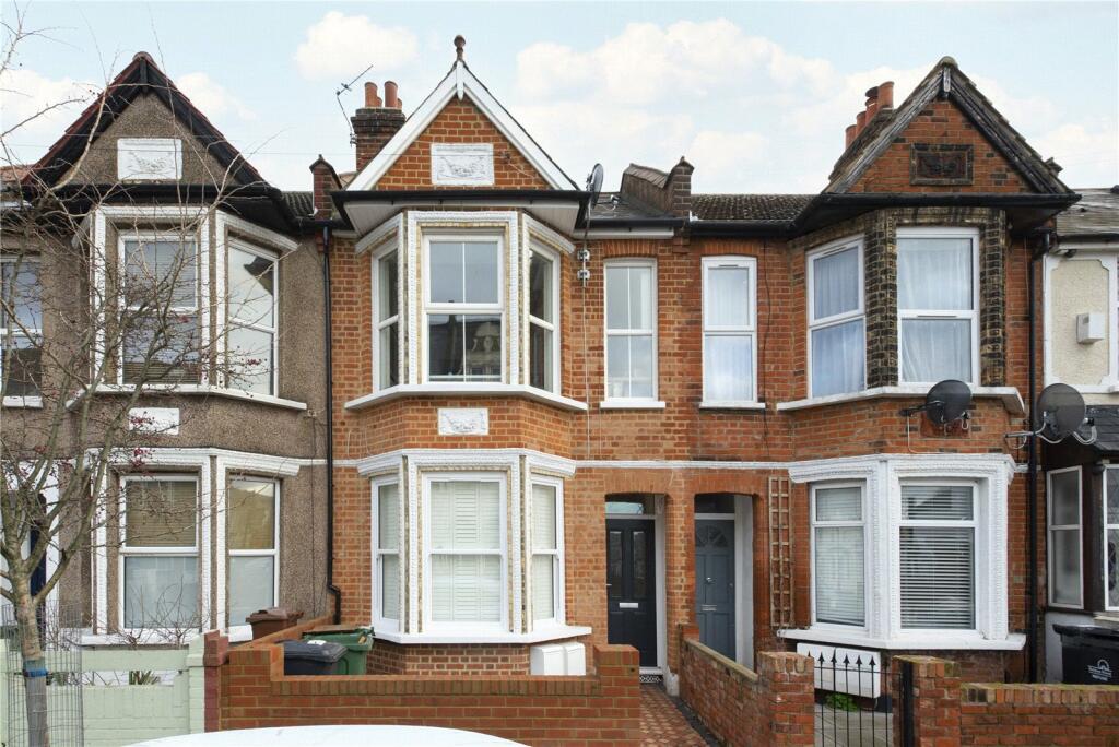 2 bedroom flat for sale in Erskine Road, Walthamstow, London, E17