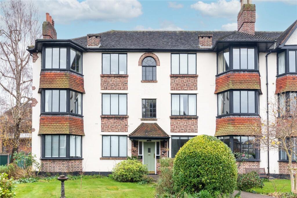 2 bedroom flat for rent in Forest Court, Snaresbrook, London, E11