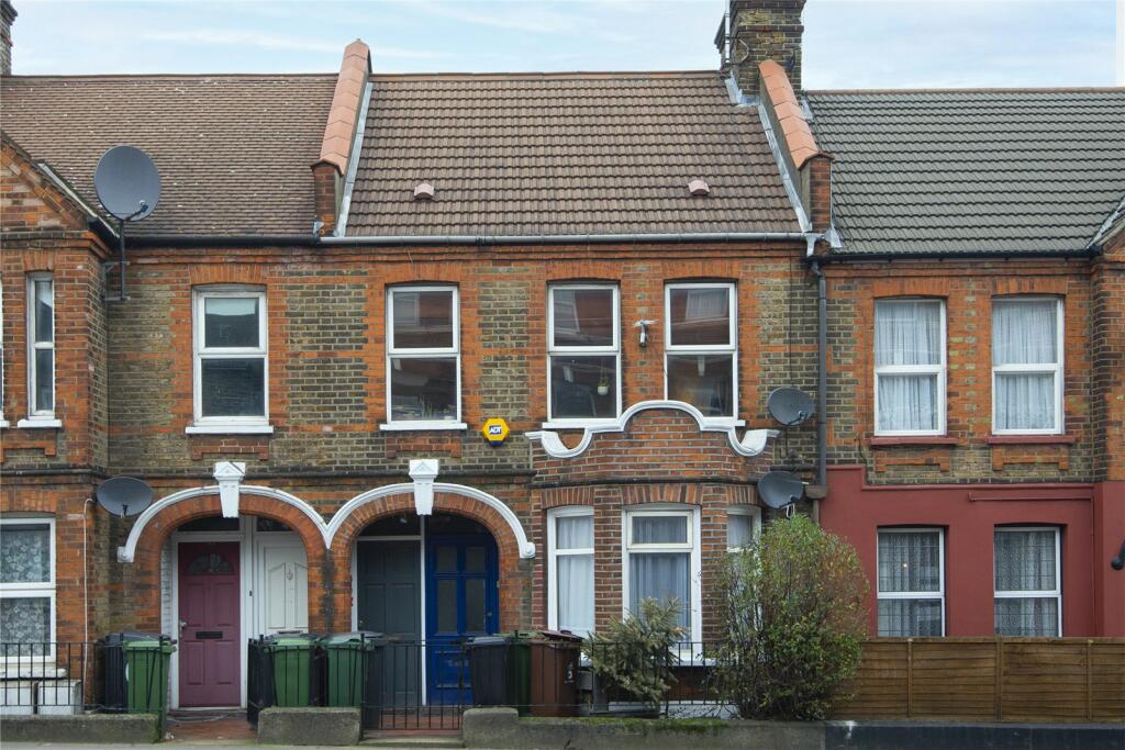 2 bedroom flat for rent in Forest Road, Walthamstow, London, E17