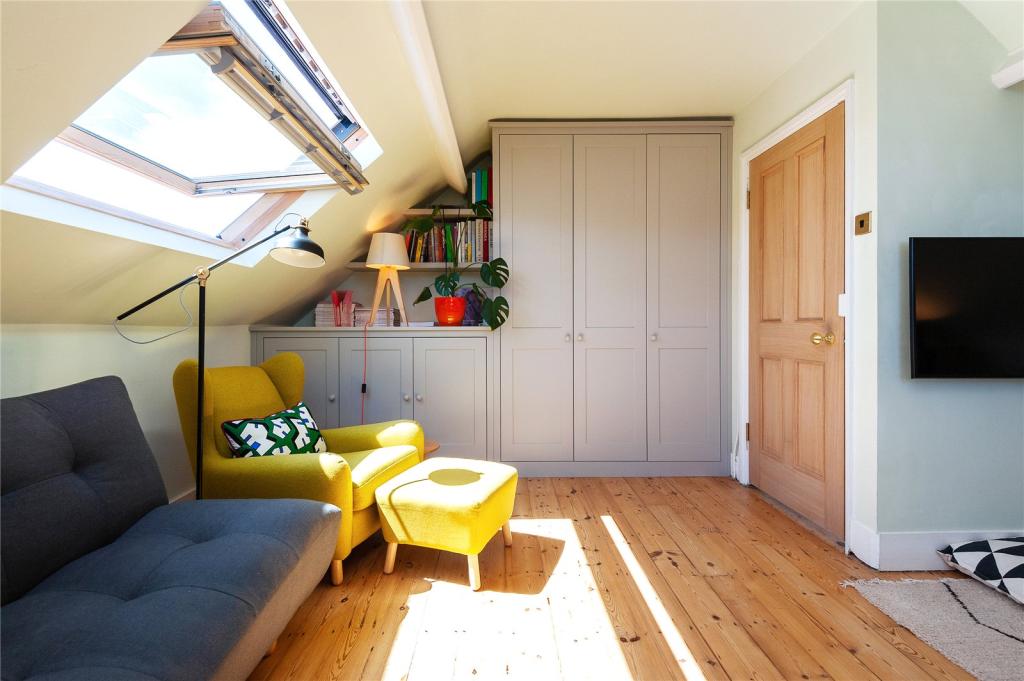 3 bedroom flat for sale in Hatherley Road, Walthamstow, London, E17