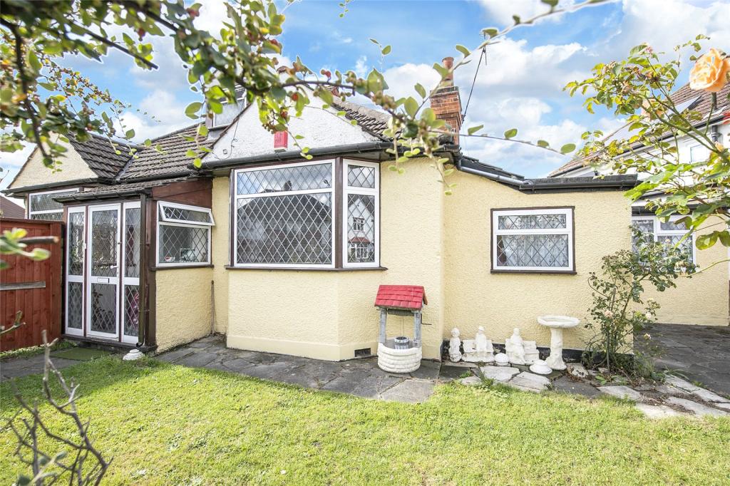 3 bedroom bungalow for sale in Brook Crescent, Chingford, London, E4
