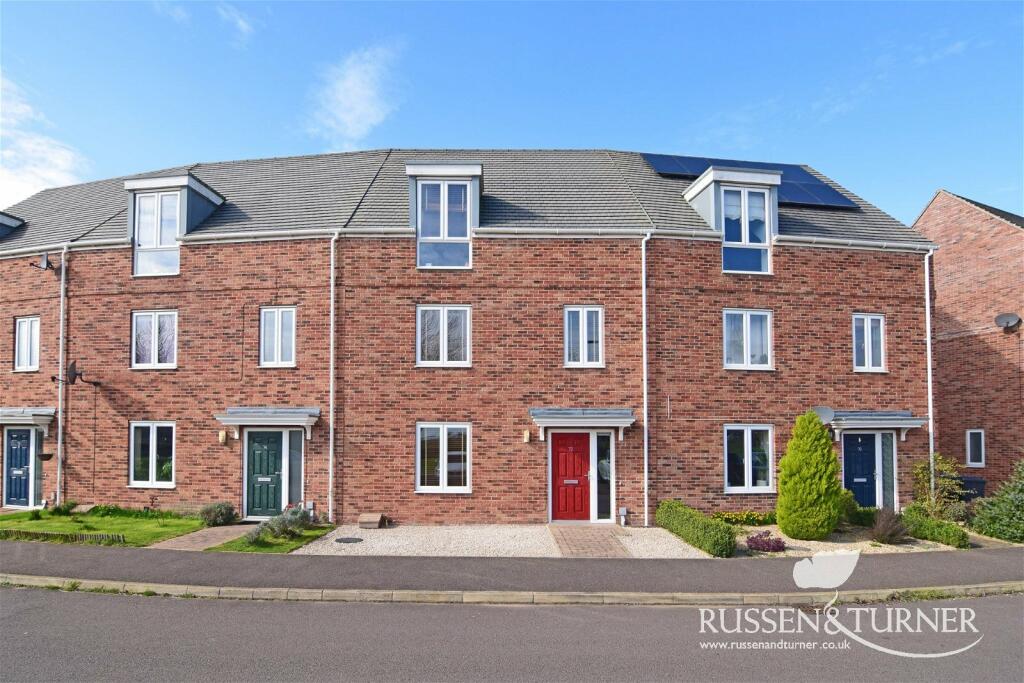 3 bedroom town house for sale in Sandpiper Way, King's Lynn, PE30