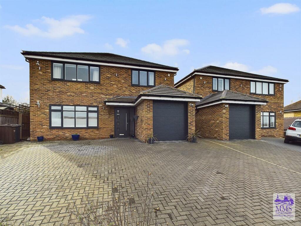 4 bedroom detached house for sale in Lower Rainham Road Rainham ME7