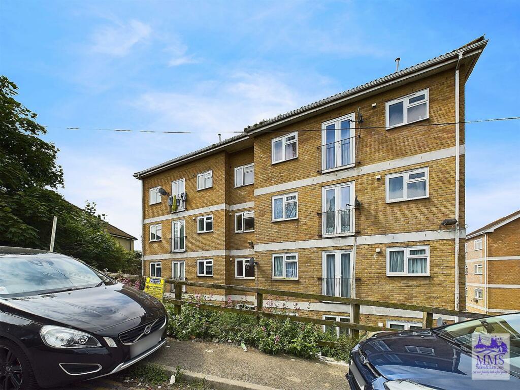 2 bedroom flat for sale in Longhill Avenue, Chatham, ME5