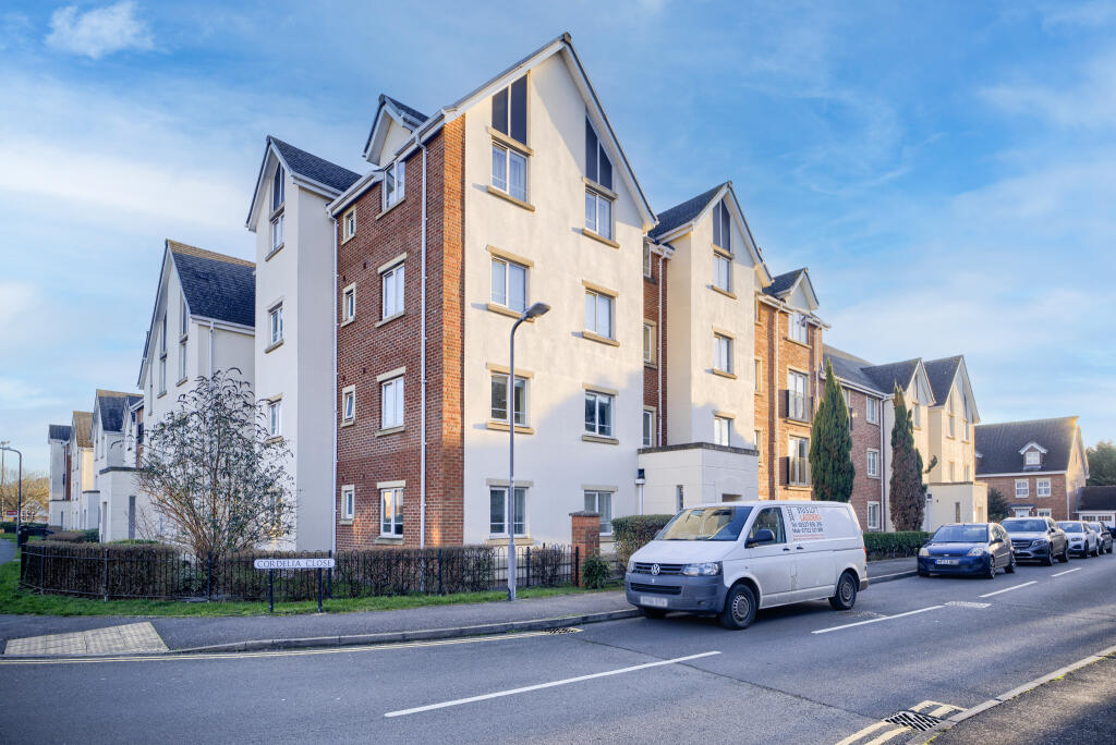 2 bedroom flat for sale in Cordelia Close, StratforduponAvon, CV37