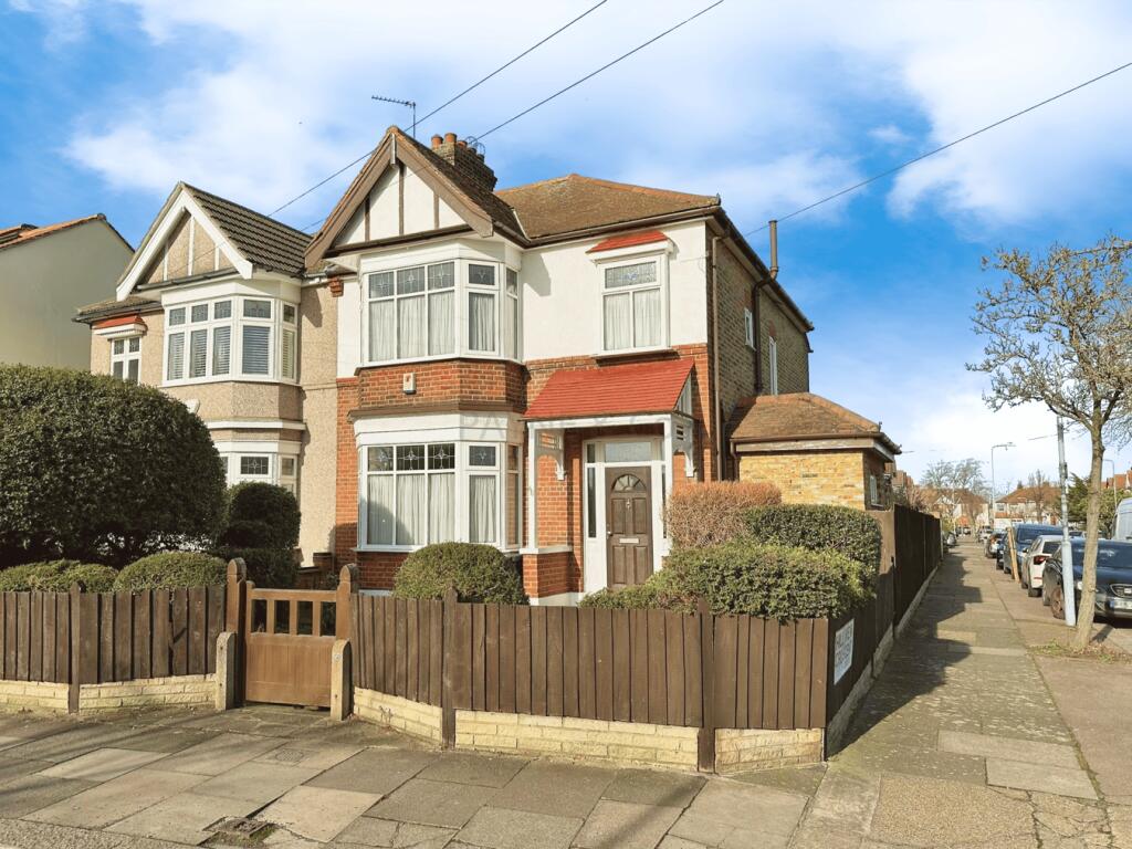 3 bedroom end of terrace house for sale in Wanstead Lane, ILFORD, IG1