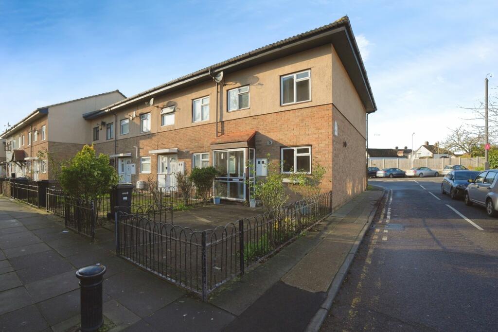 3 bedroom end of terrace house