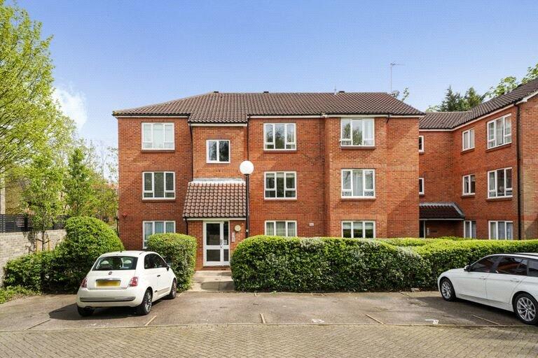 1 bedroom apartment for sale in Badgers Close, Enfield, EN2