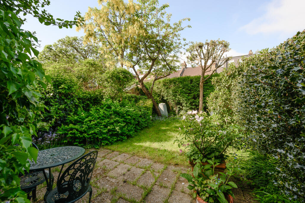 4 bedroom semidetached house for sale in Midmoor Road, London, SW19