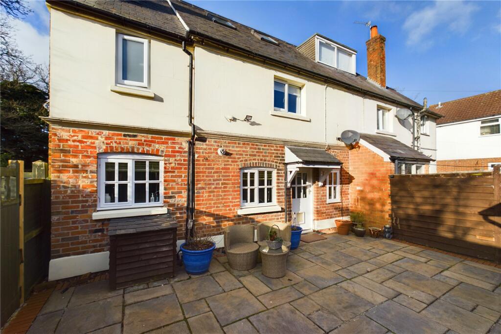 3 bedroom semidetached house for sale in Reading Road, Burghfield