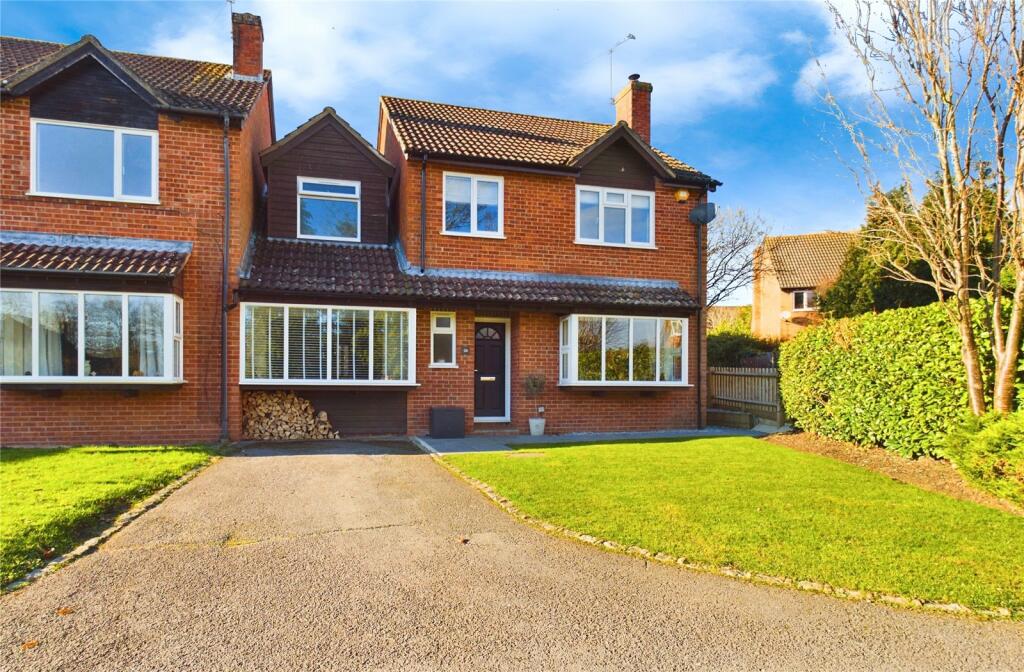 4 bedroom link detached house for sale in Tarragon Way, Burghfield