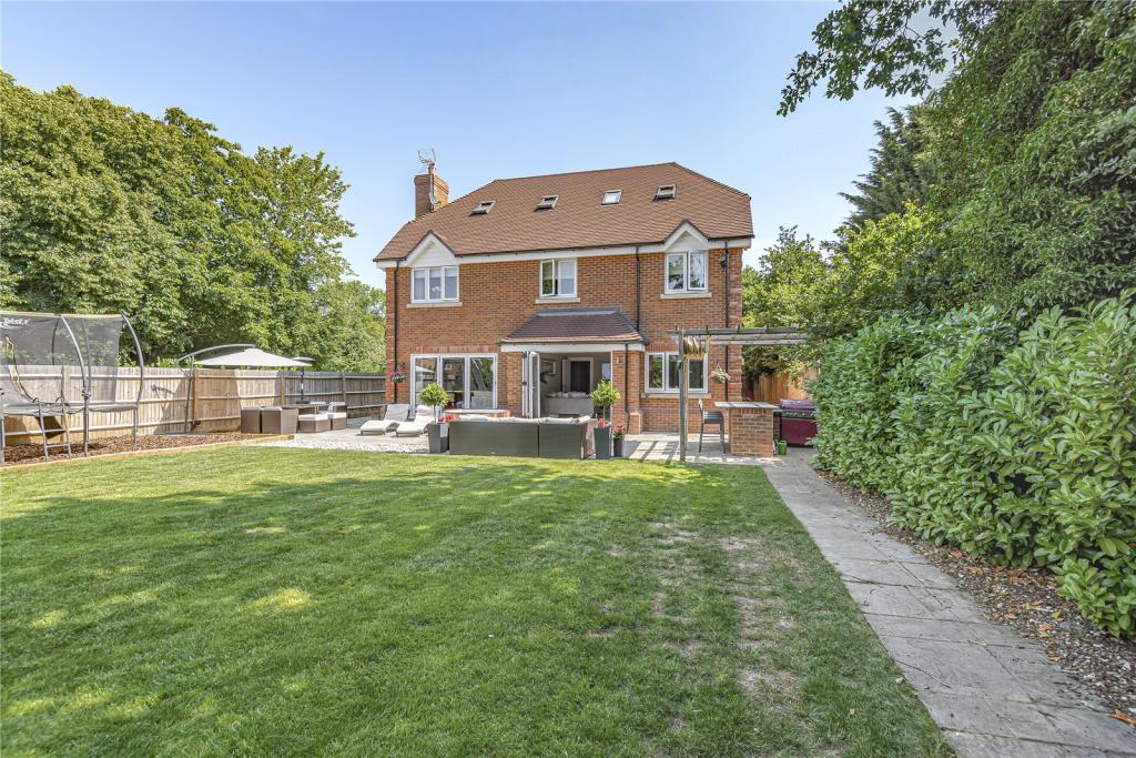 5 bedroom detached house for sale in Oakley Drive, Burghfield Common