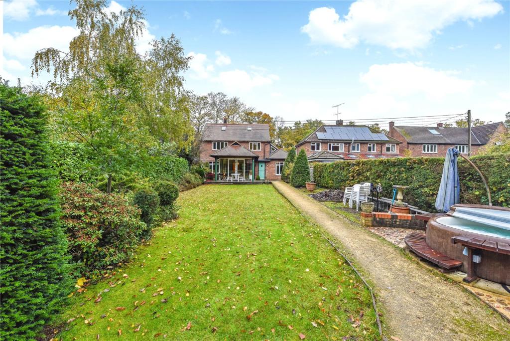 3 bedroom detached house for sale in Reading Road, Burghfield Common