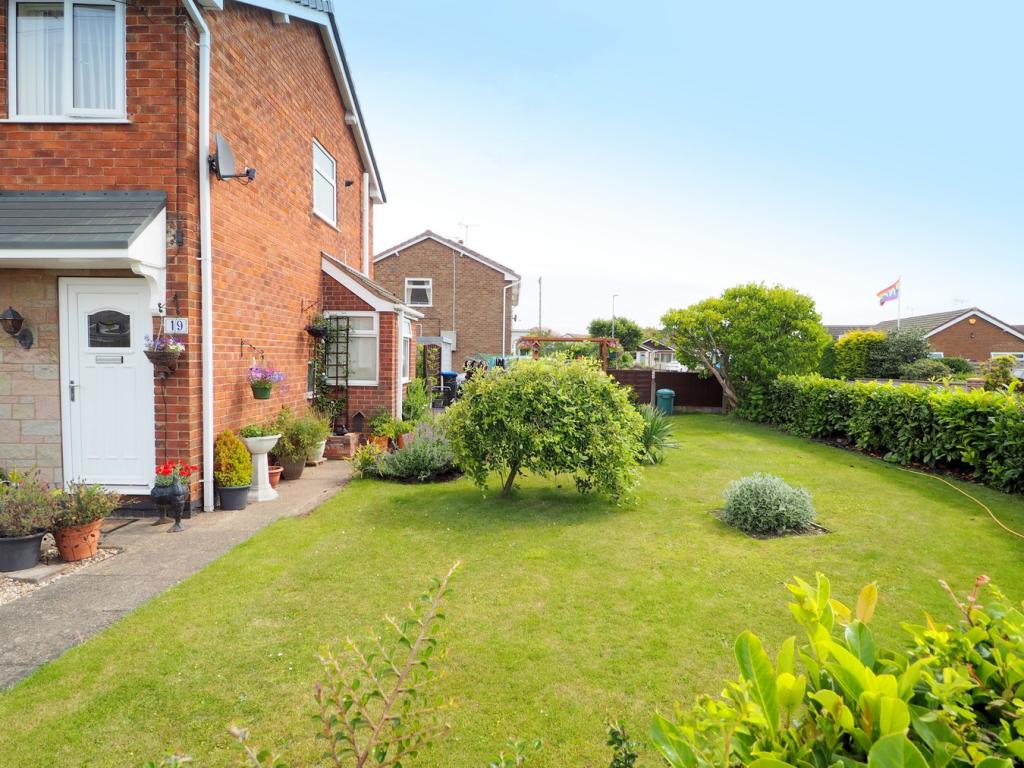 3 bedroom semidetached house for sale in Westfield Road, Kirkbyin
