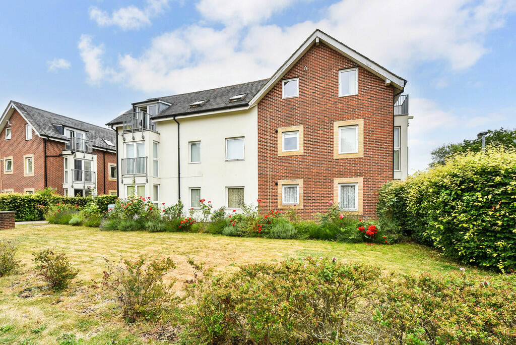 2 bedroom ground floor flat for sale in Borough Road, Petersfield