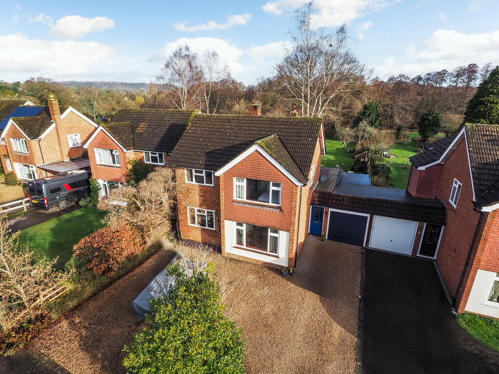 4 bedroom link detached house for sale in Copse Close, Petersfield, GU31