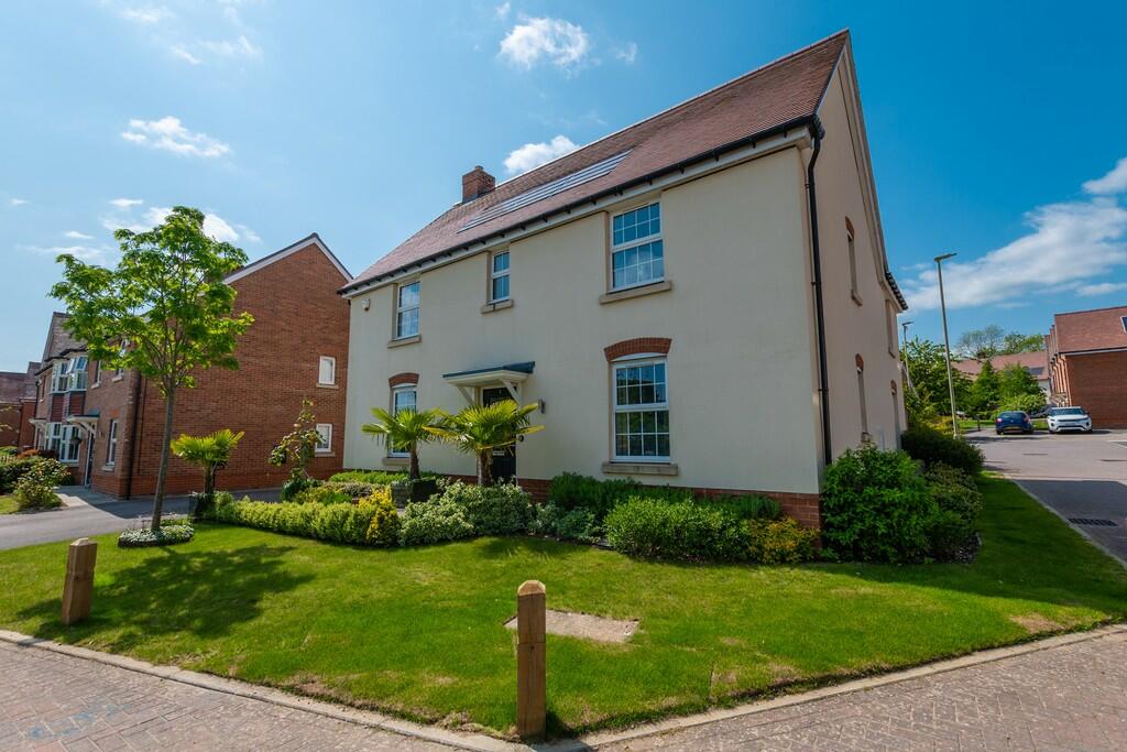 4 bedroom detached house for sale in Crockford Drive, Petersfield