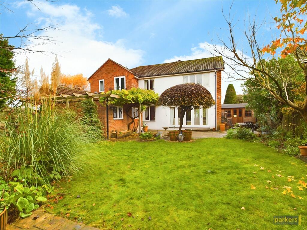 4 bedroom detached house for sale in Glendevon Road, Woodley, Reading