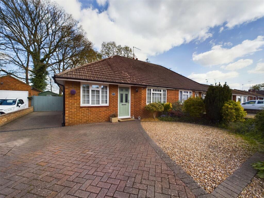 2 bedroom bungalow for sale in Fawcett Crescent, Woodley, Reading