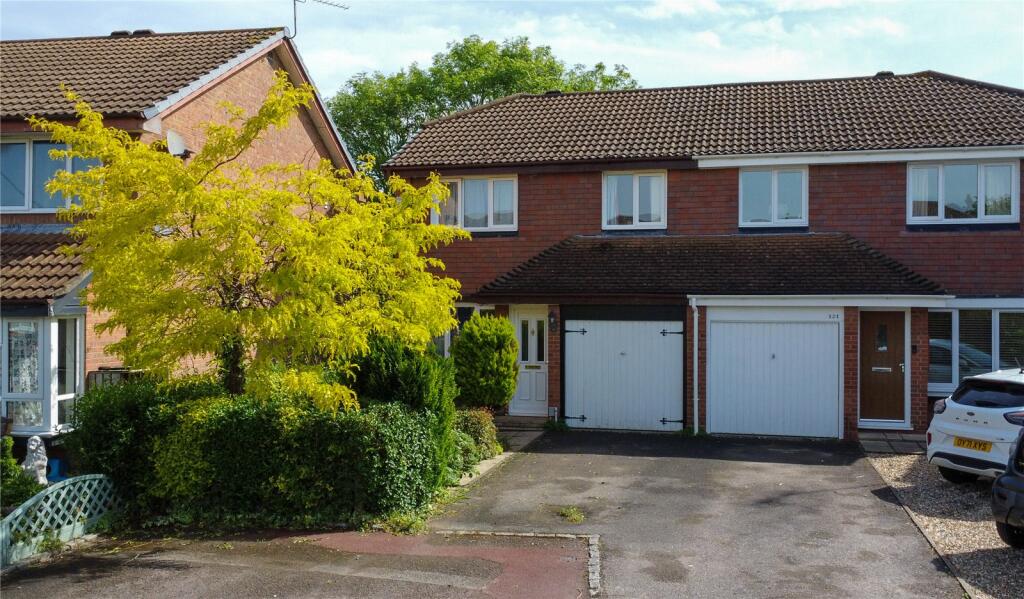 3 bedroom semidetached house for sale in Shackleton Way, Woodley