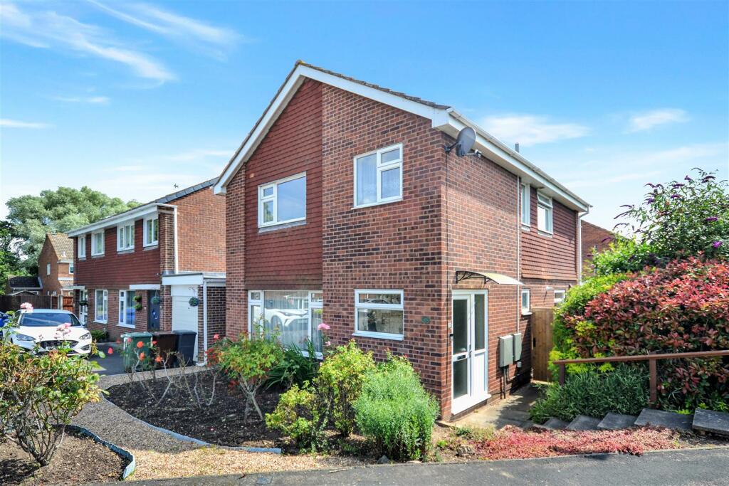 4 bedroom detached house for sale in Field Avenue, Shepshed, Leicestershire, LE12