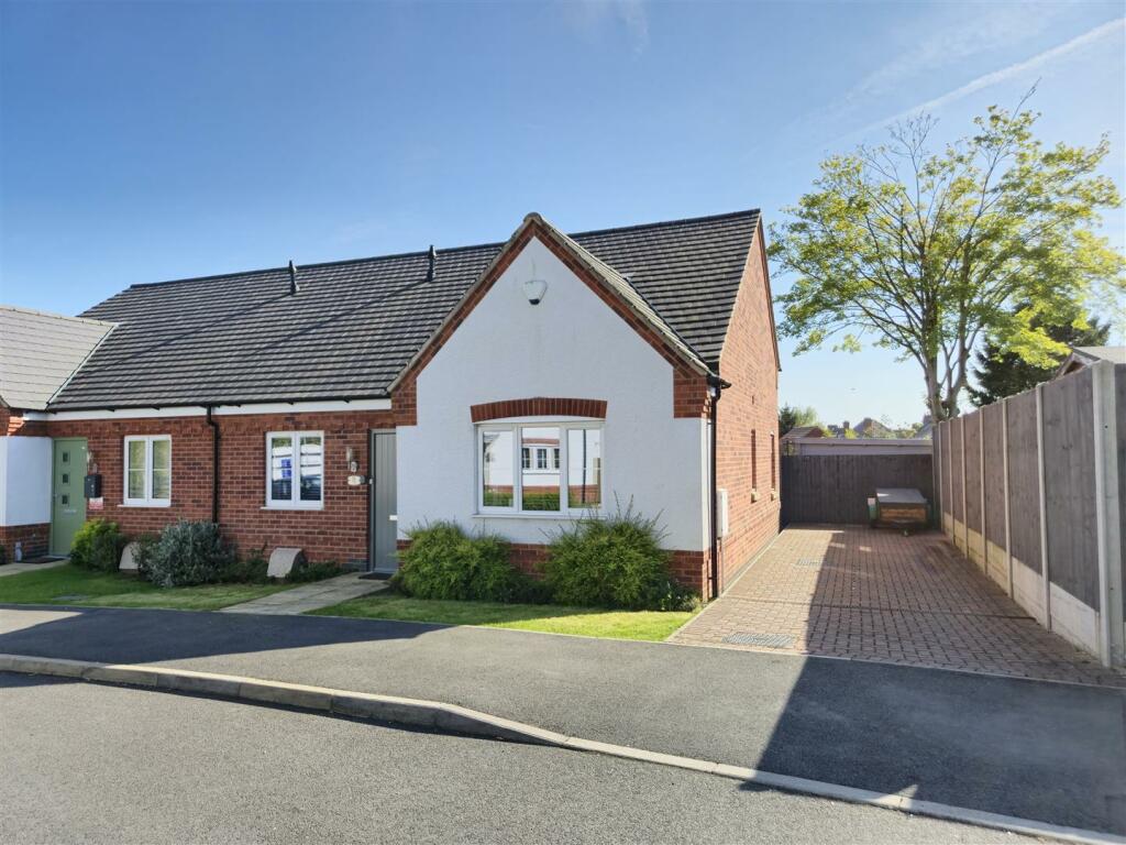 2 bedroom semidetached bungalow for sale in Choyce Close, Hugglescote, Leicestershire, LE67