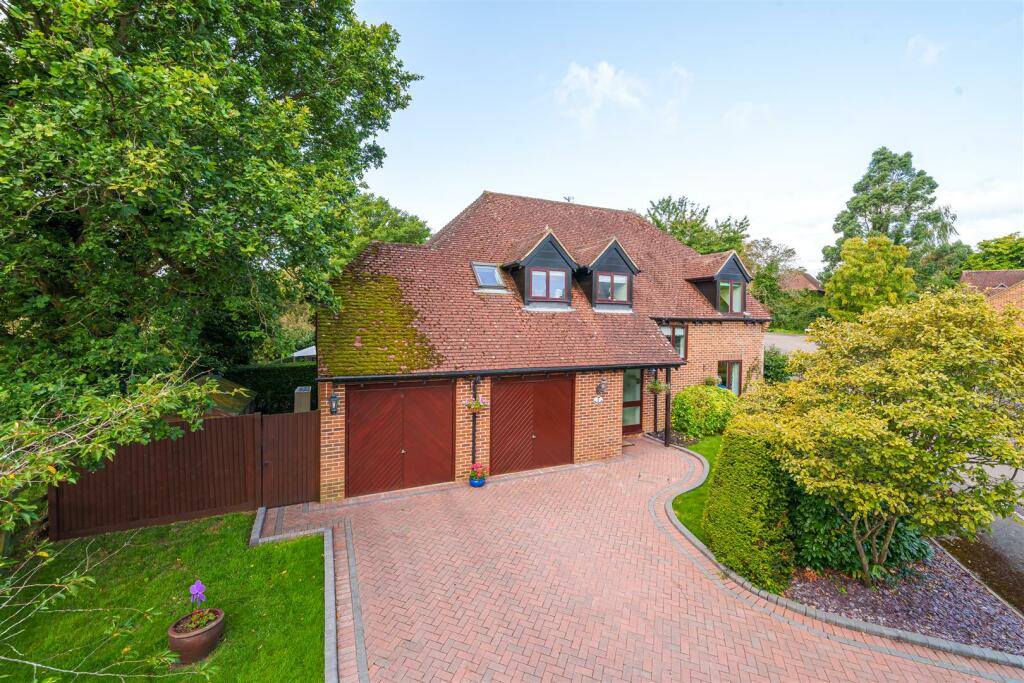 4 bedroom detached house for sale in The Hawthorns, Charvil, Reading, RG10