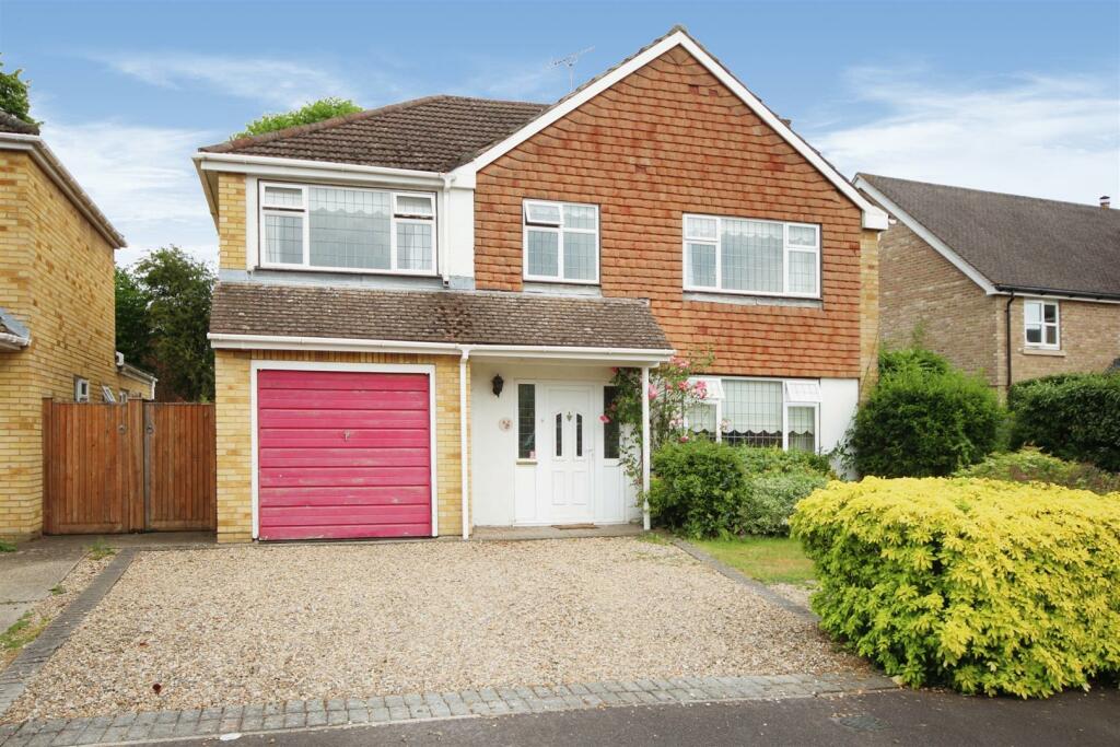 4 bedroom detached house for sale in Strathmore Drive, Charvil, Reading