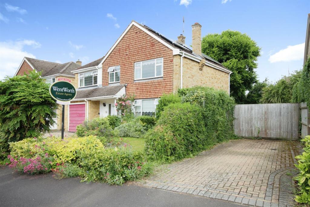 4 bedroom detached house for sale in Strathmore Drive, Charvil, Reading