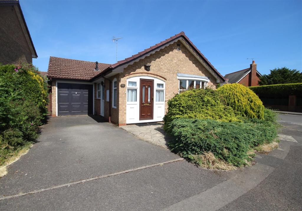 2 bedroom detached bungalow for sale in Sunderland Close, Woodley