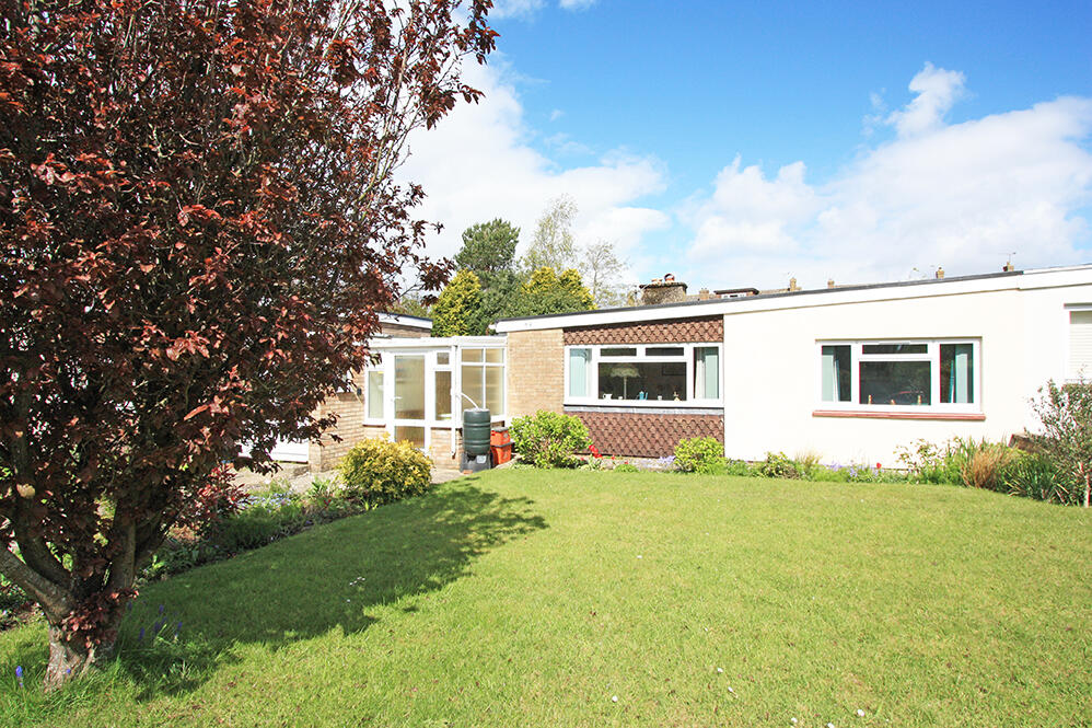 2 bedroom bungalow for sale in Cricklade Road, Highworth, SN6 7BL, SN6