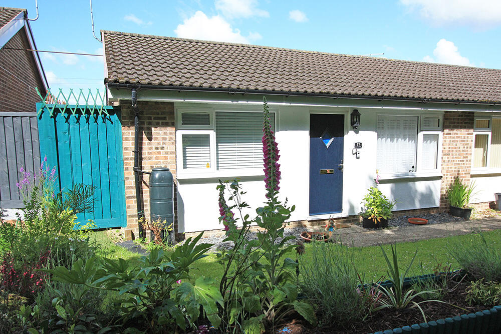 2 bedroom bungalow for sale in Rivers Way, Highworth, SN6 7EL, SN6