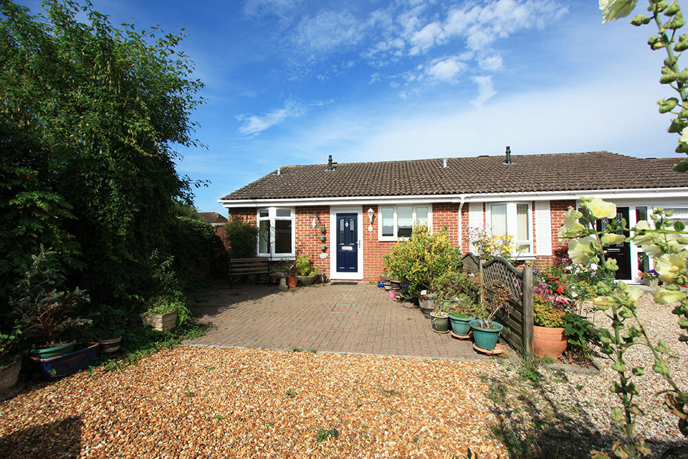 2 bedroom bungalow for sale in The Cullerns, Highworth, SN6 7NN, SN6