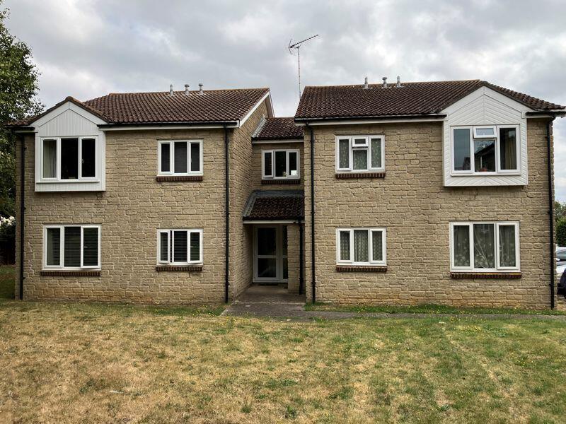 1 bedroom ground floor flat for sale in Sutton Grange, Abbey Manor Park