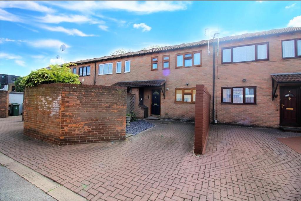 2 bedroom terraced house for sale in Lennox Road, London, E17