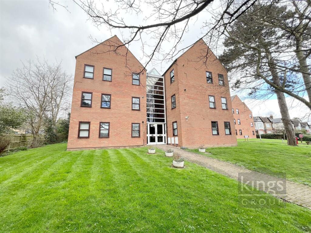 2 bedroom flat for sale in Chase Court Gardens, Enfield, EN2