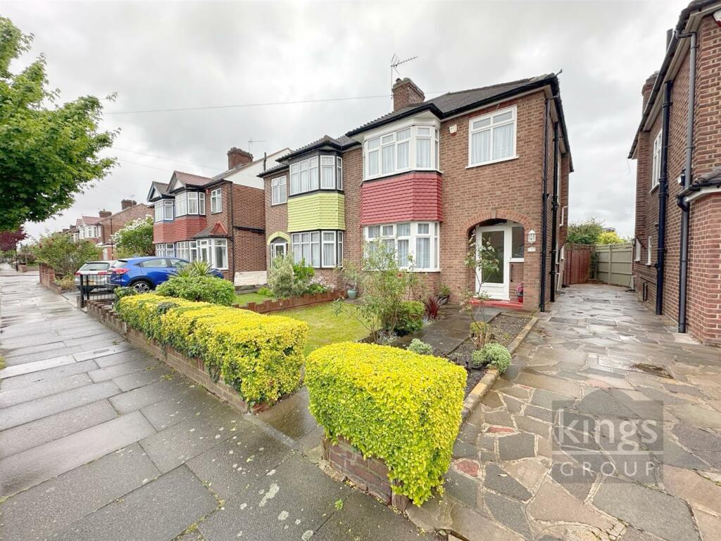 3 bedroom semidetached house for sale in Amberley Road, Enfield, EN1