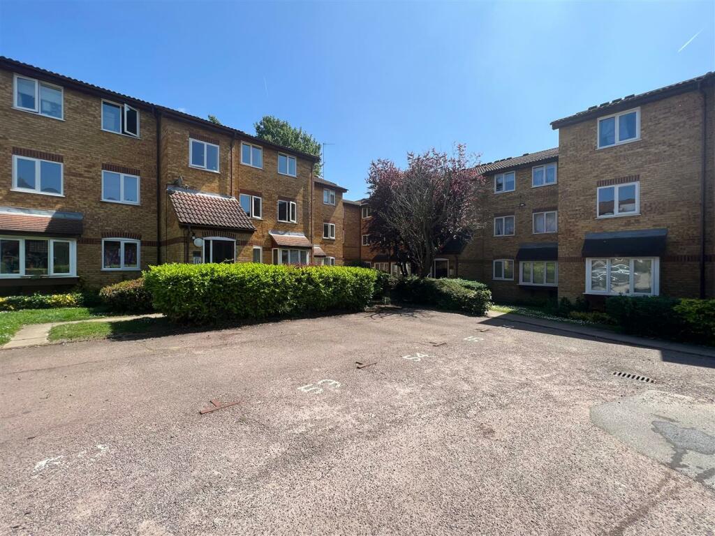 Studio flat for sale in Greenway Close, London, N11