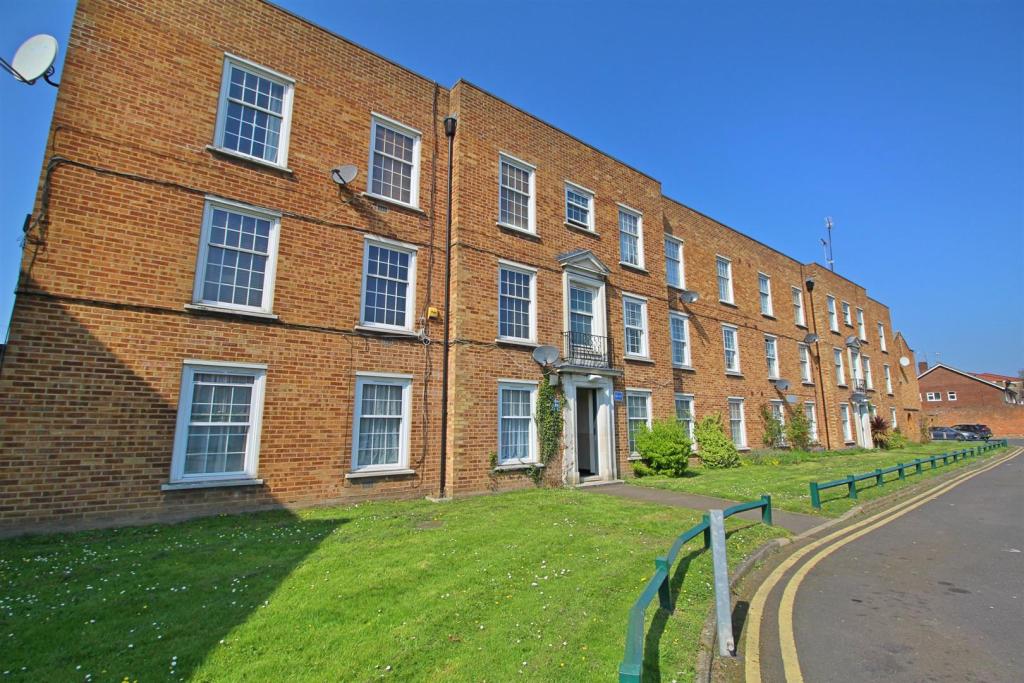 2 bedroom flat for sale in Baker Street, Enfield, EN1