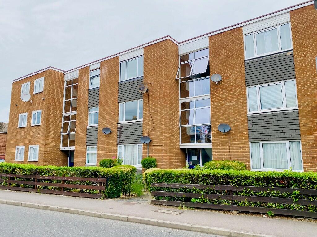 2 bedroom flat for sale in Mill Lane, Romford, London, RM6