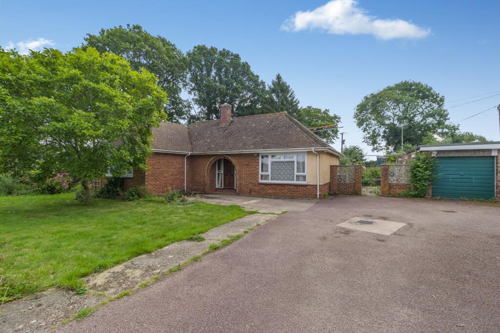 3 bedroom detached bungalow for sale in Weedon Hill, Hyde Heath