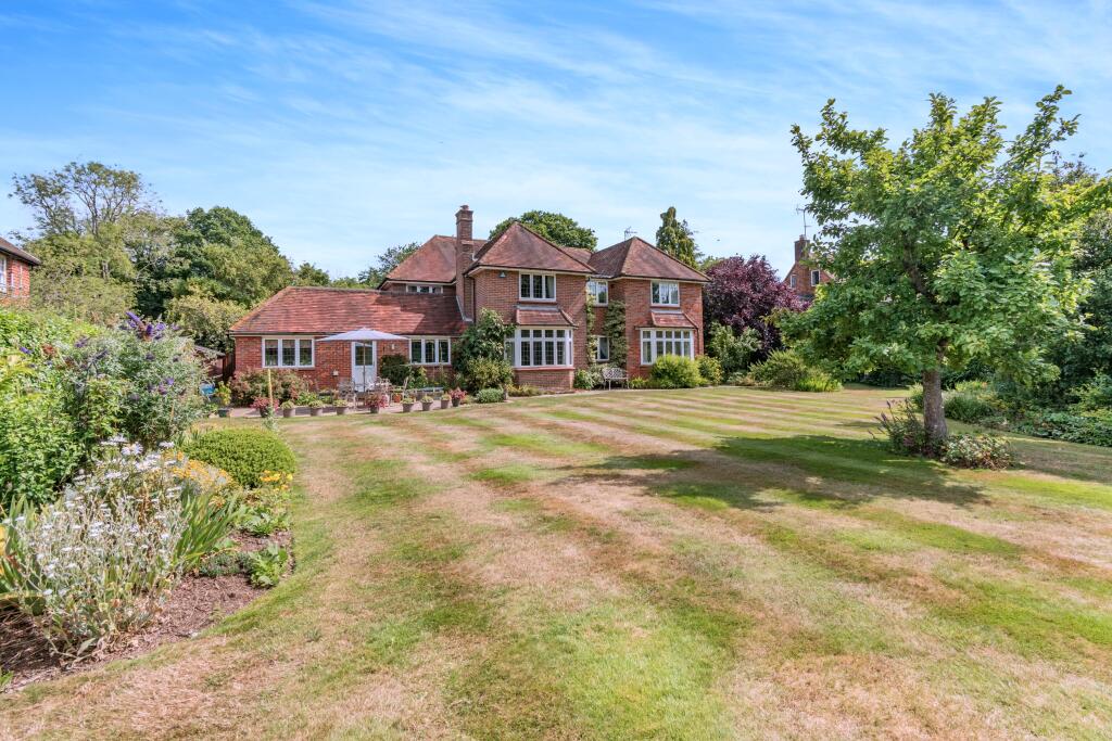 5 bedroom detached house for sale in Weedon Hill, HYDE HEATH, HP6